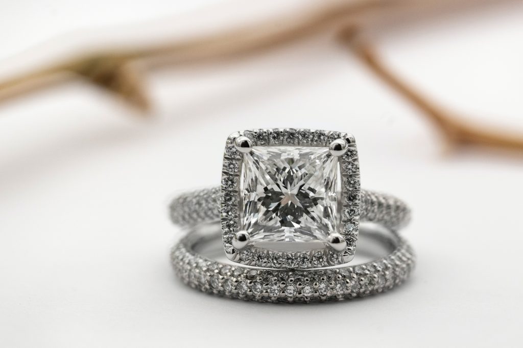 HOW TO LAYER RINGS FOR A UNIQUE AND PERSONALIZED BRIDAL LOOK